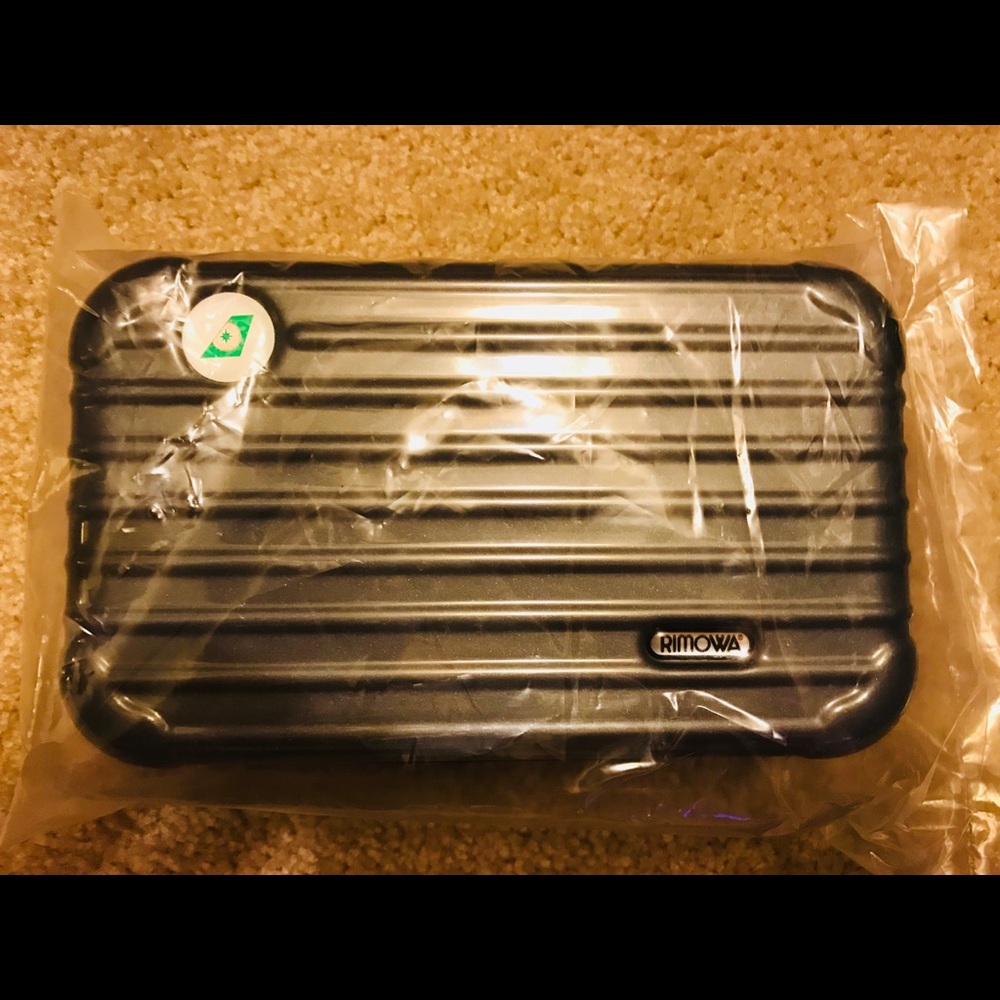 Rimowa amenity Eva air metallic gray. Sealed.